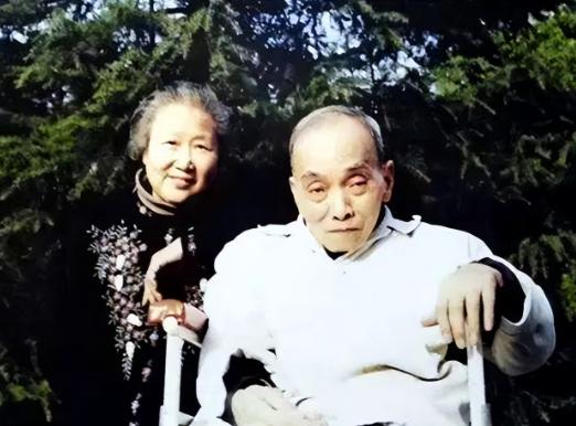 1949年，范纪曼被捕，不久被判处死刑！行刑前一天晚上，他借口肚子疼，要上厕所，