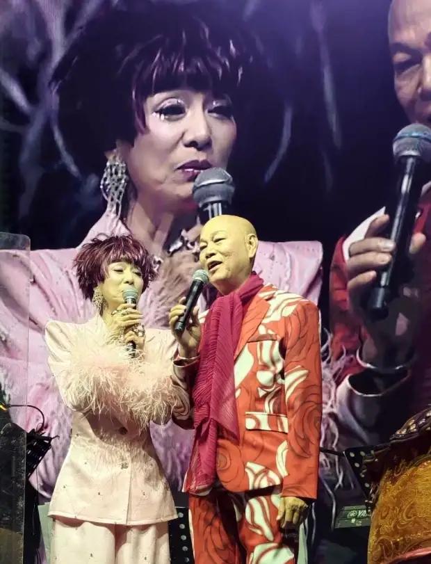 米雪开演唱会了，精神状态还是很不错的，但是真的老了，青筋暴起，也瘦的不得了！
以