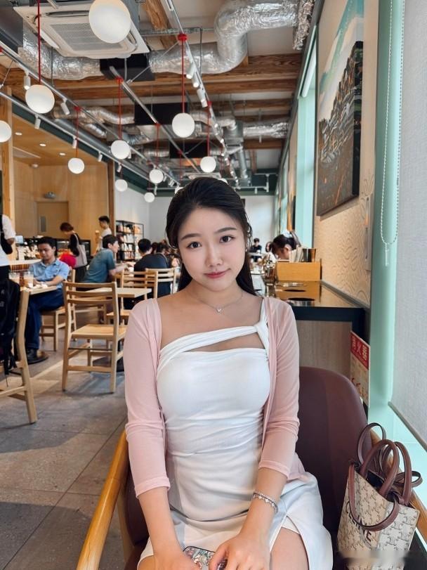 前TVB新聞主播譚詩雅（Zya）外表甜美深受網民喜愛，她自今年3月宣布離巢後，大