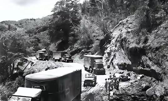 1984年，一名解放军战士不慎摔落悬崖和部队失去了联系，但令他万万没想到的是，他