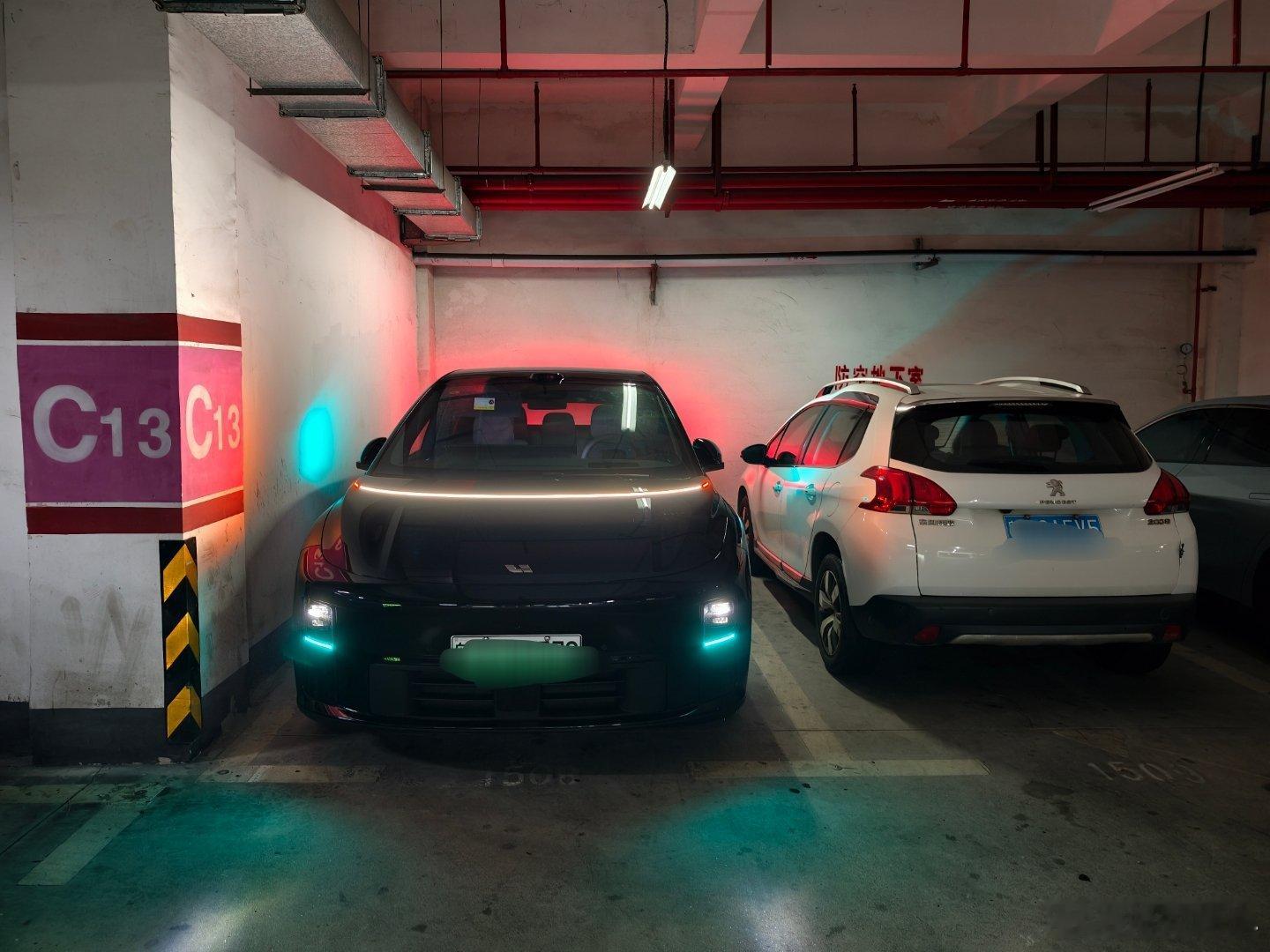 有个又大又容易开启的前备厢的快乐谁用谁知道[偷笑]手里拎着从家里搜出两个礼盒，准