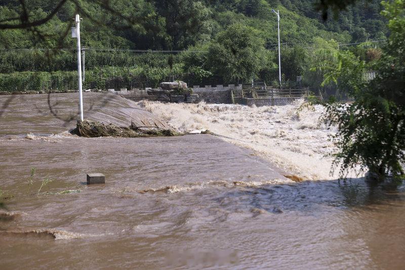 各车企驰援强降雨灾情 北京连续遭遇强降雨，这个影响就大了，特别是出现了人员伤亡。
