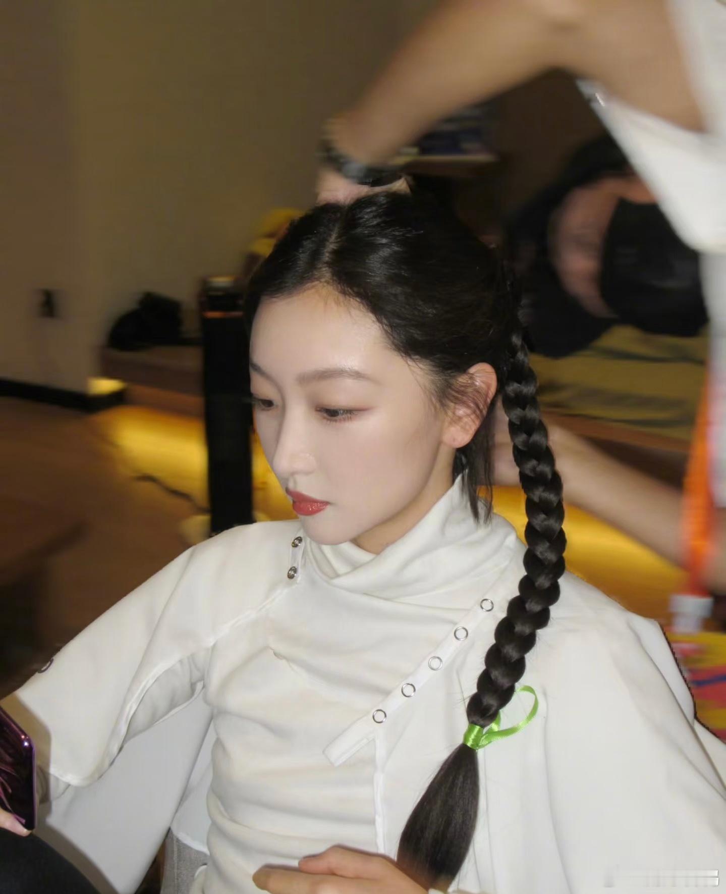 周冬雨双马尾梦回山楂树之恋 谁的青春没有为《山楂树之恋》意难平过？看到周冬雨的双