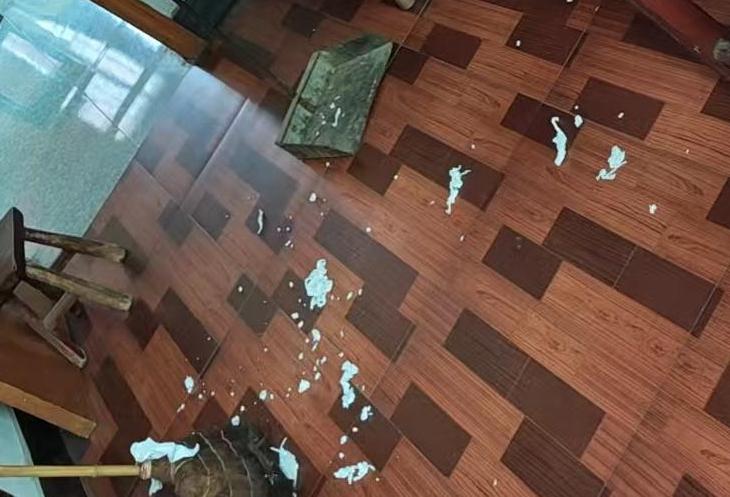 母亲撞伤后的第七天。
大妹一大早给我发来图片，她早上去伺候母亲时，发现母亲昨夜又