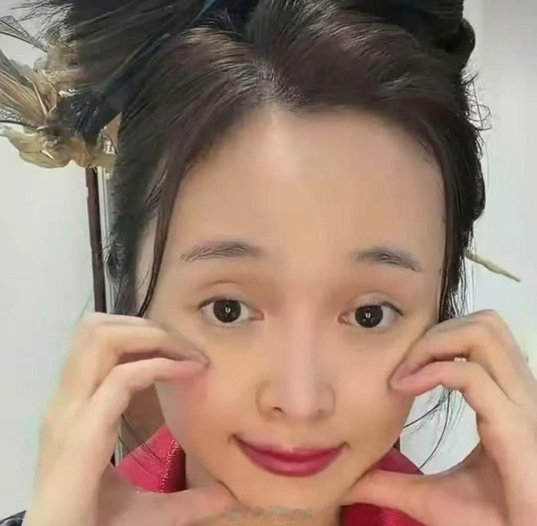 没认出来这是吴宣仪吴宣仪变样了 吴宣仪成立个人工作室，怎么老了这么多这个状态 
