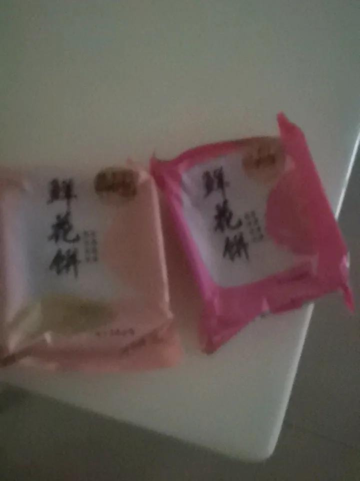 老了，退休了，爱吃点儿啥，爱穿点儿啥，就买、买、买吧。
我们这代人，虽然没有吃啥