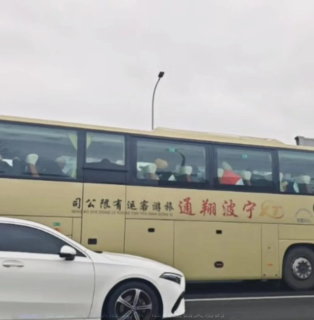 广东队出发宁波，徐杰焦泊乔随队出征，可见明晚对这场比赛还是挺重视的。
运动员的辛