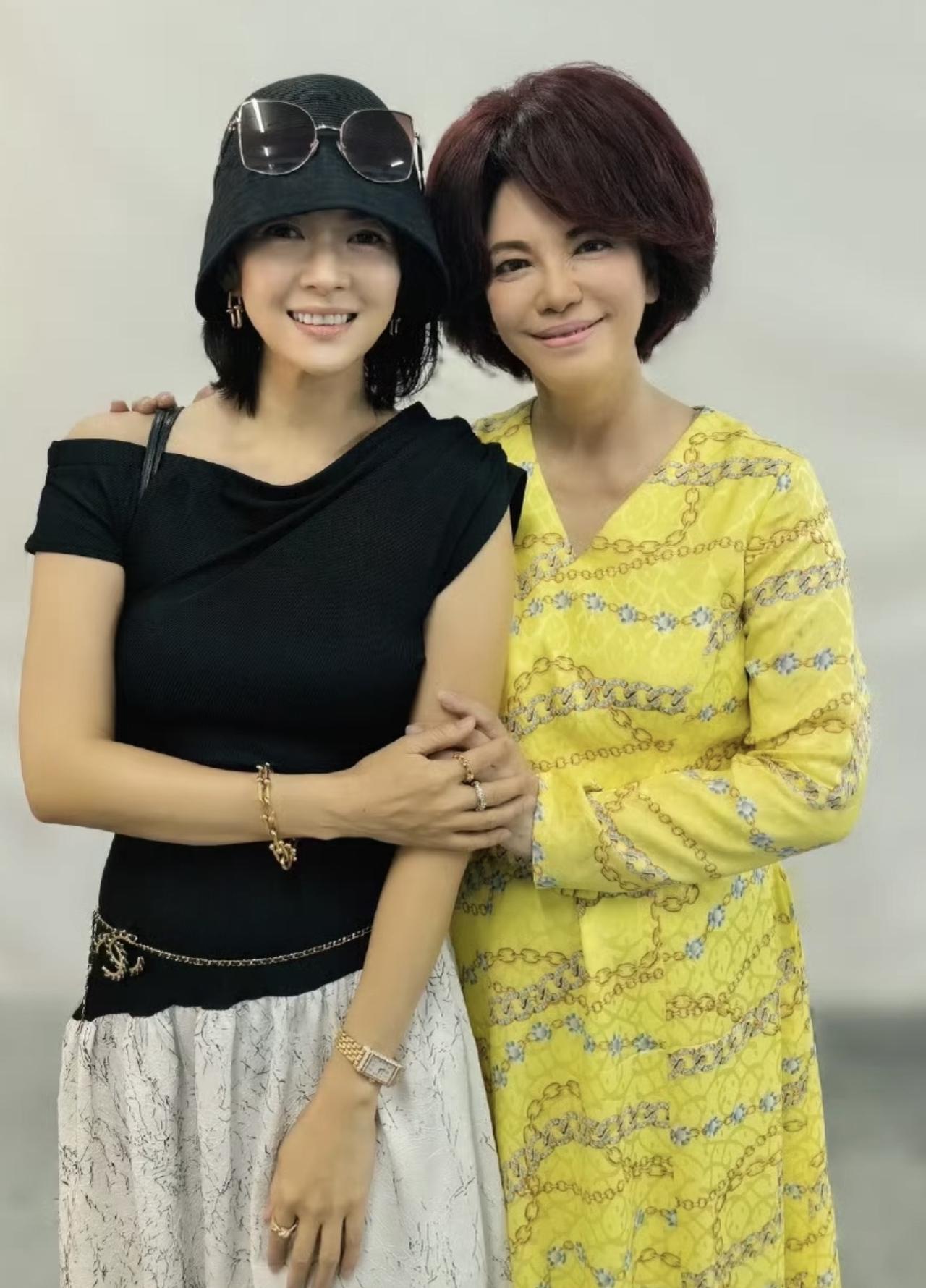 68岁蔡琴在武汉开演唱会，晒照圈内好友只有章子怡去了，子怡穿的很低调不抢风头，特