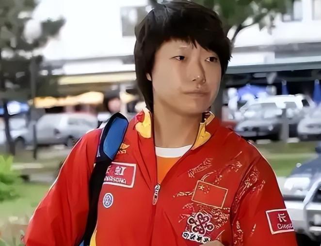 当年被蔡振华以"谈恋爱耽误训练"踢出国家队，28岁却嫁给大23岁的教练，现在是上