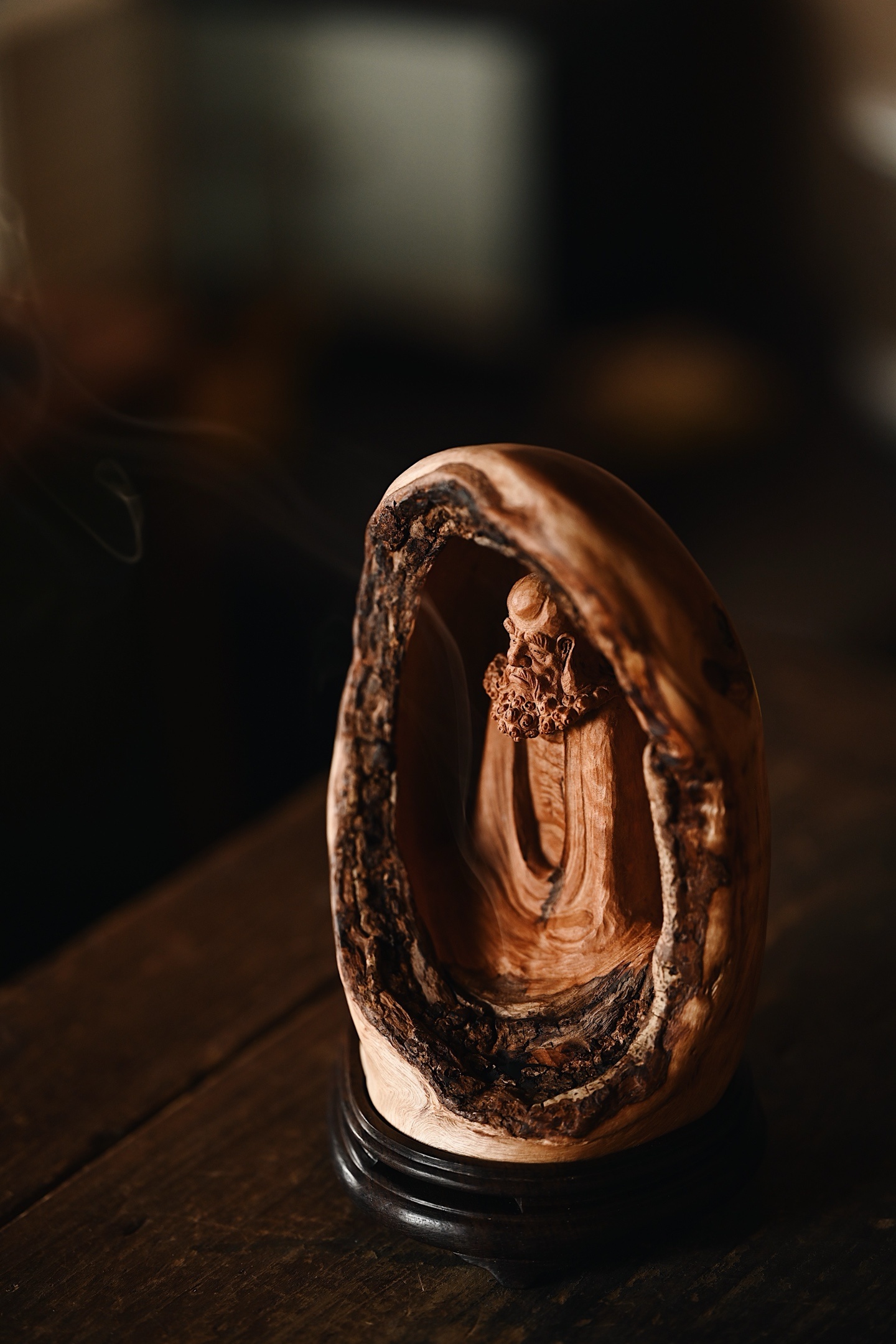 荔枝木 | 达摩 香炉选用天然风化料，皮壳隽永，雕刻细腻，刀法变化精妙，达摩凝思