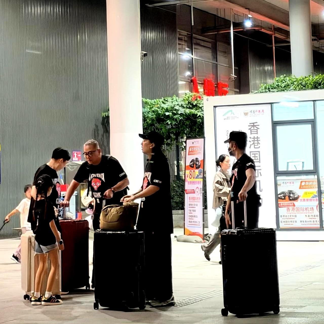 郭富城这女婿当得，真没得挑。
深夜过关回香港，身边跟着女儿和岳父，这个点怕不是刚