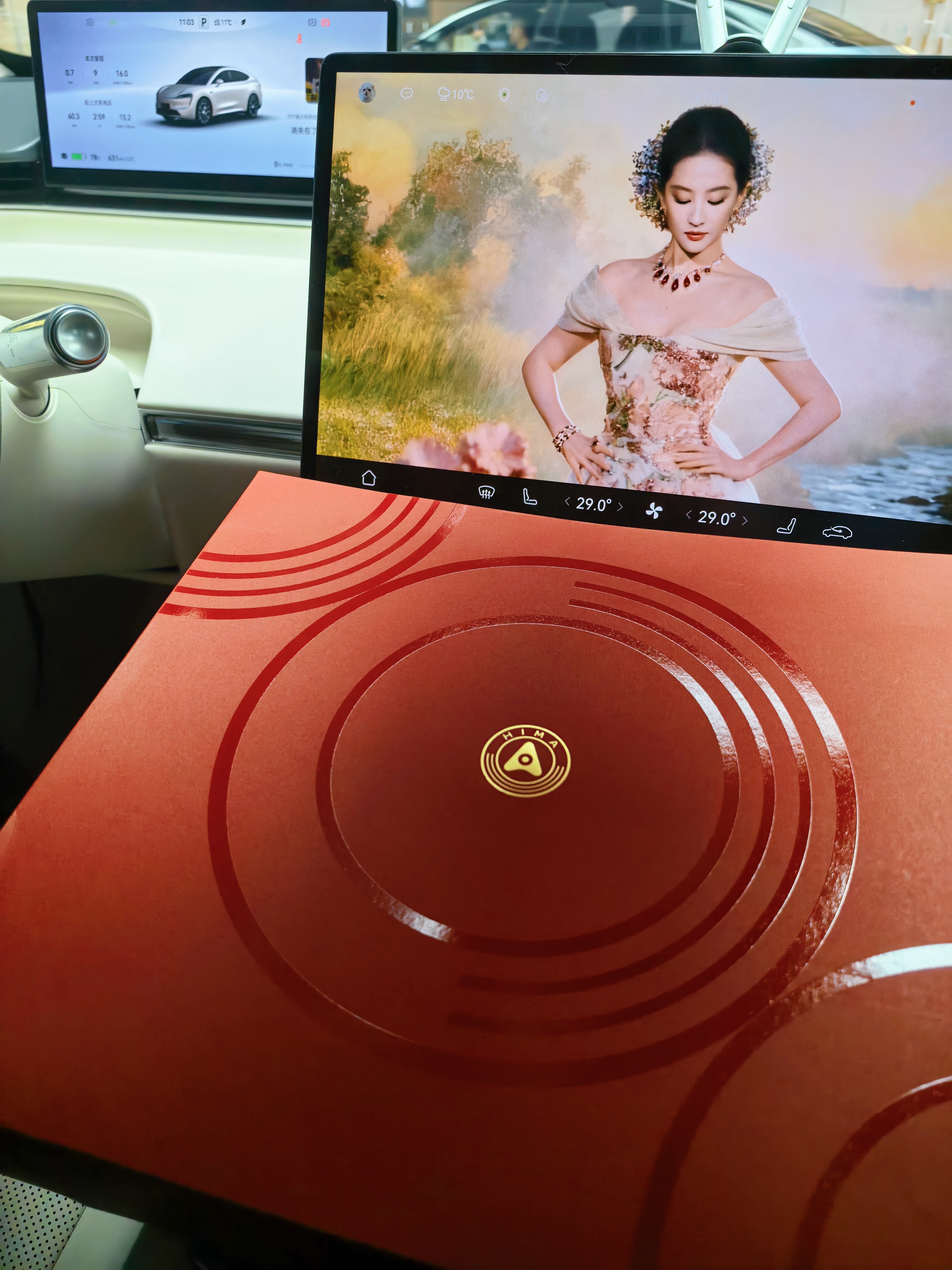 春节返程，除了拥有刘亦菲语音包，启程前记得到店给车子体检。鸿蒙智行“新春安心行”