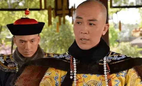 在明朝，他抱着一本书跑到太庙号啕大哭，被皇帝当场赶回老家。在清朝，他脑门一剃换上