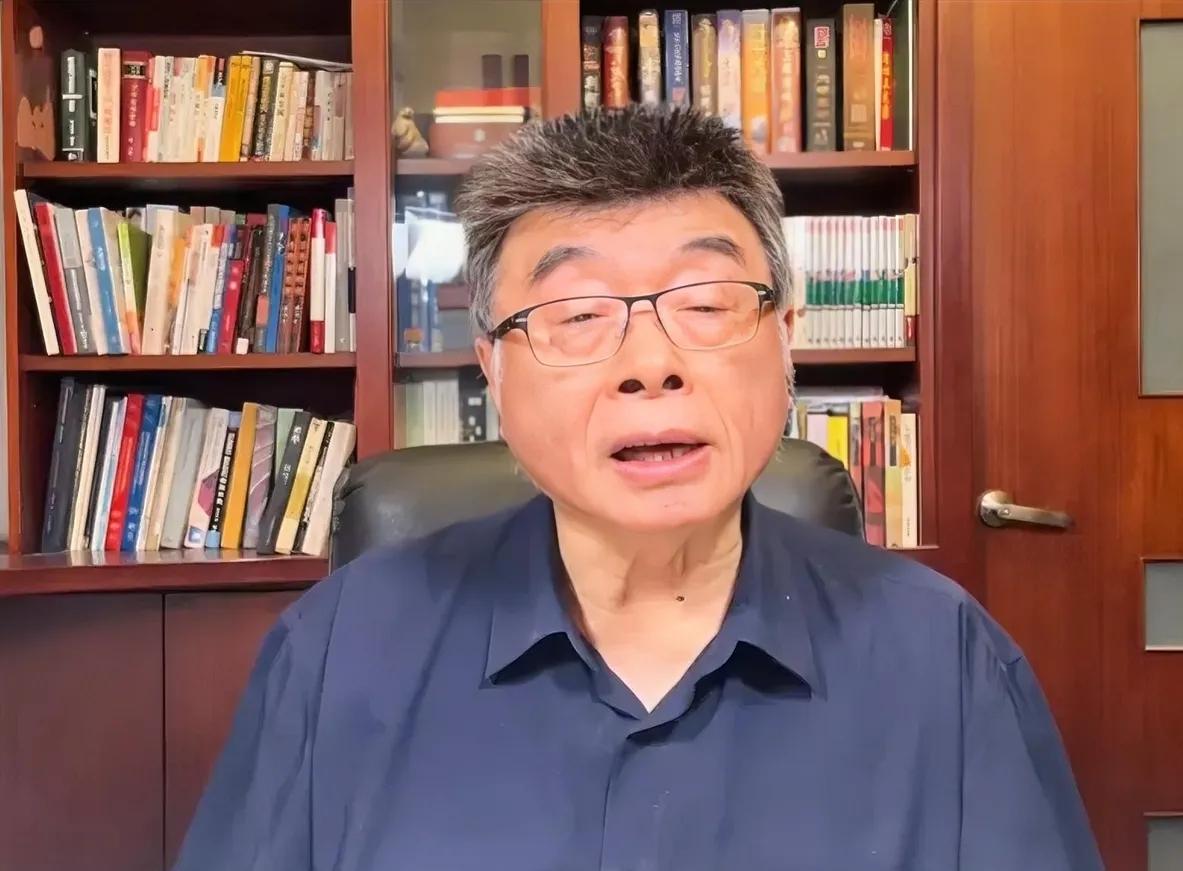 7月25日晚上，名嘴邱毅在社群平台发布一支新影片，地点不在现场却带着“现场感”：