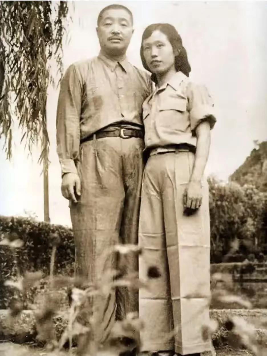 这是贺龙元帅和妻子薛明的真实样貌，都看看吧，这可不是演员扮演的。

贺龙元帅铁骨