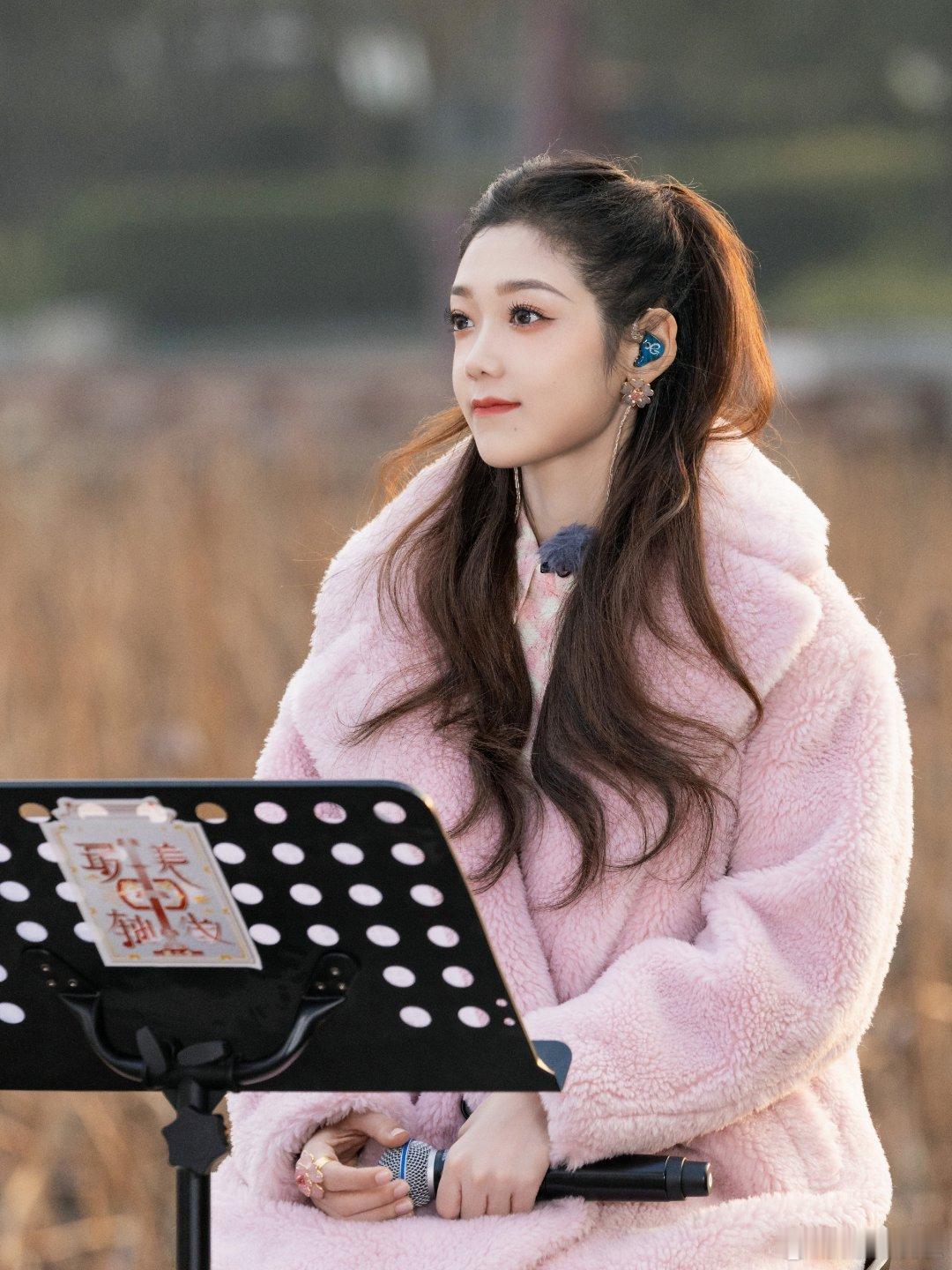 #硬糖少女303##希林娜依高# 今日份糖妹新鲜物料希林娜依高最美中轴线工作室更