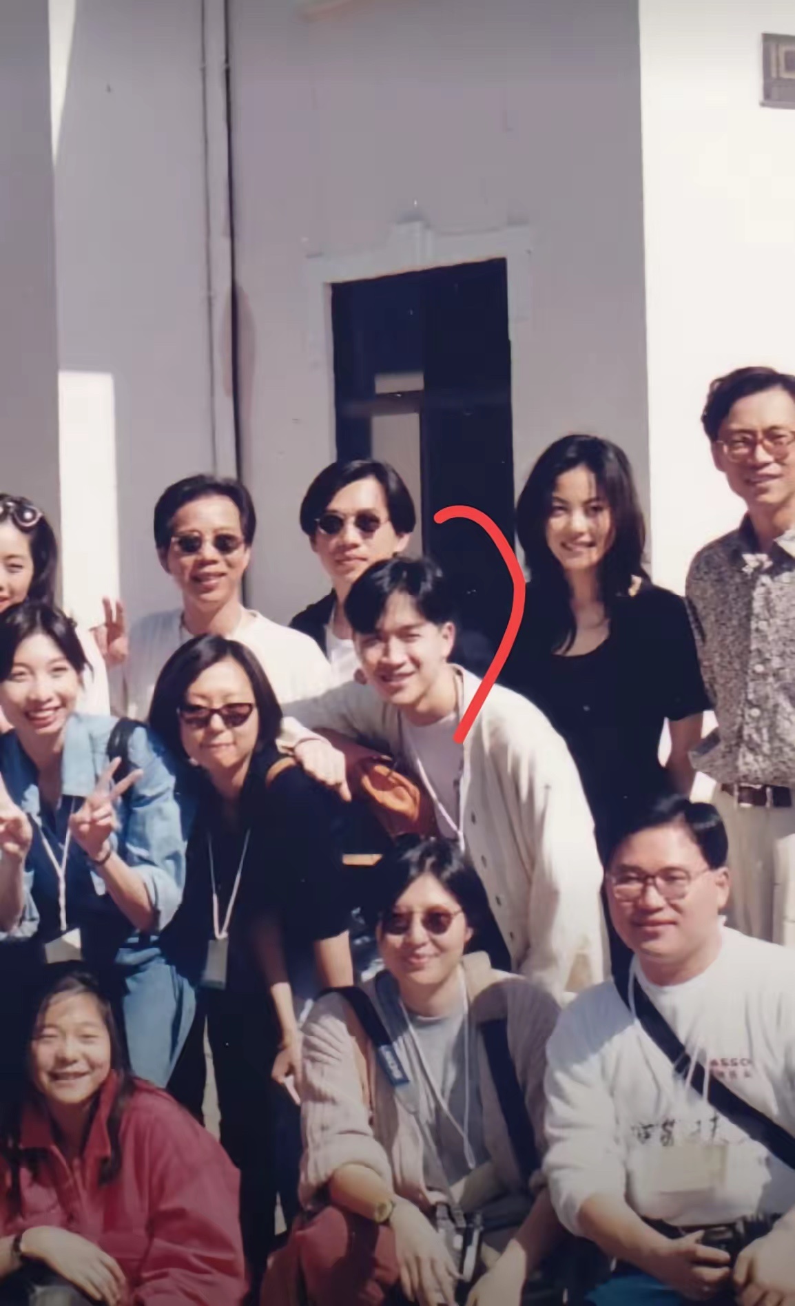 王菲前面这个男人是谁啊？太帅了吧！好有气质啊！男神。 