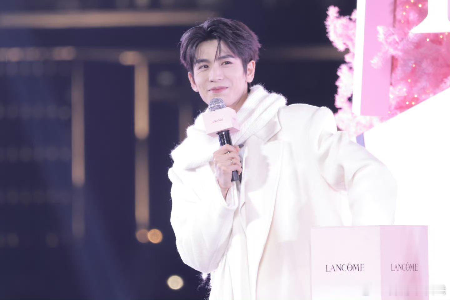 张婧仪张凌赫同框，这颜值是真实存在的吗？简直是视觉盛宴，冬日里的白雪公主和王子好