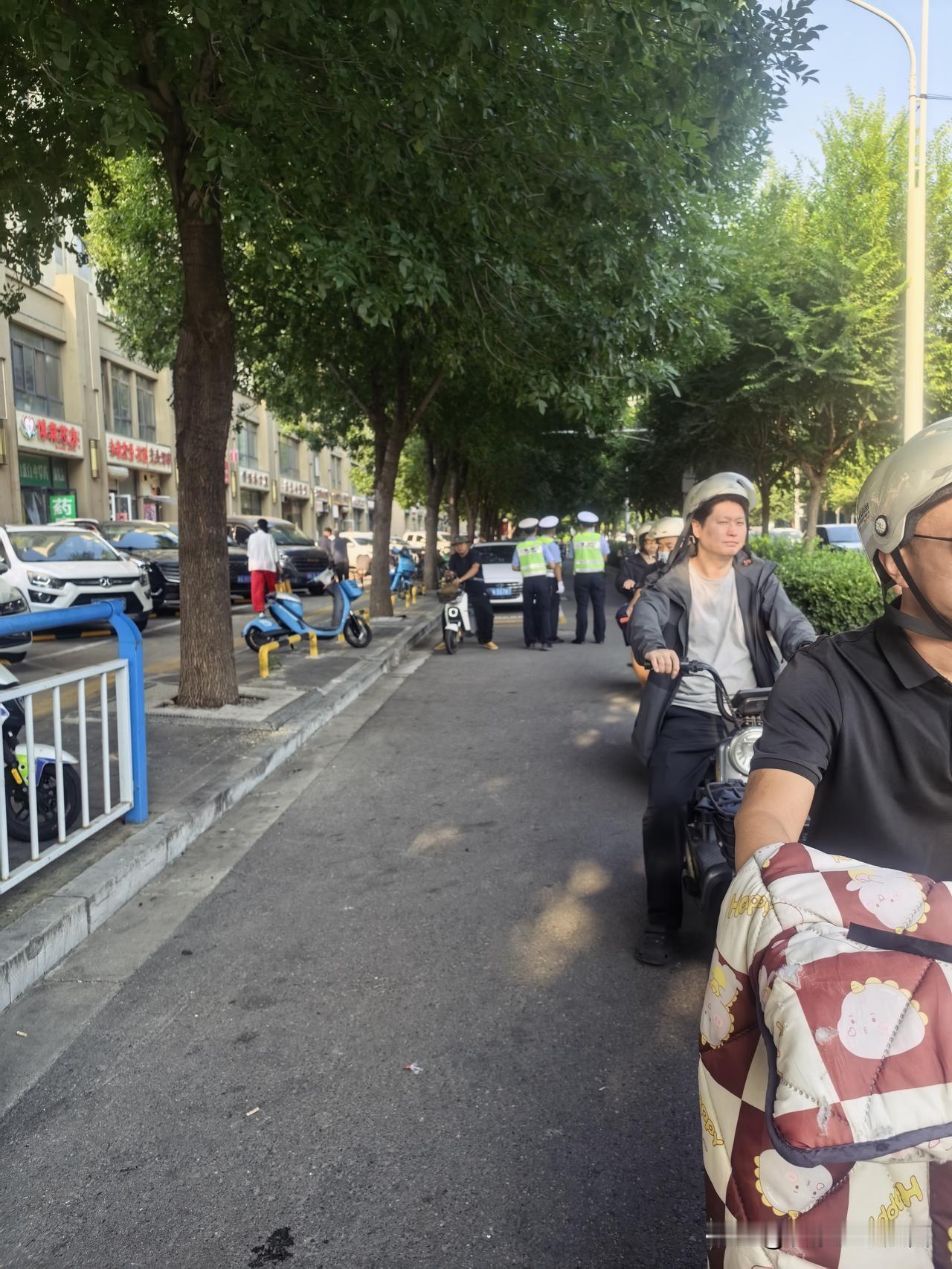 坐标石家庄闽江道想象国际小区附近，早高峰，电动车人，你带头盔了吗？