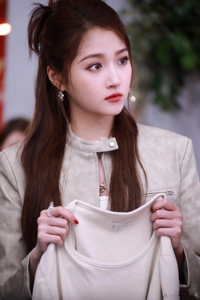 #关晓彤直播花絮图#关晓彤直播花絮图惊艳亮相，丸子头娇俏似精灵，披发造型优雅如女