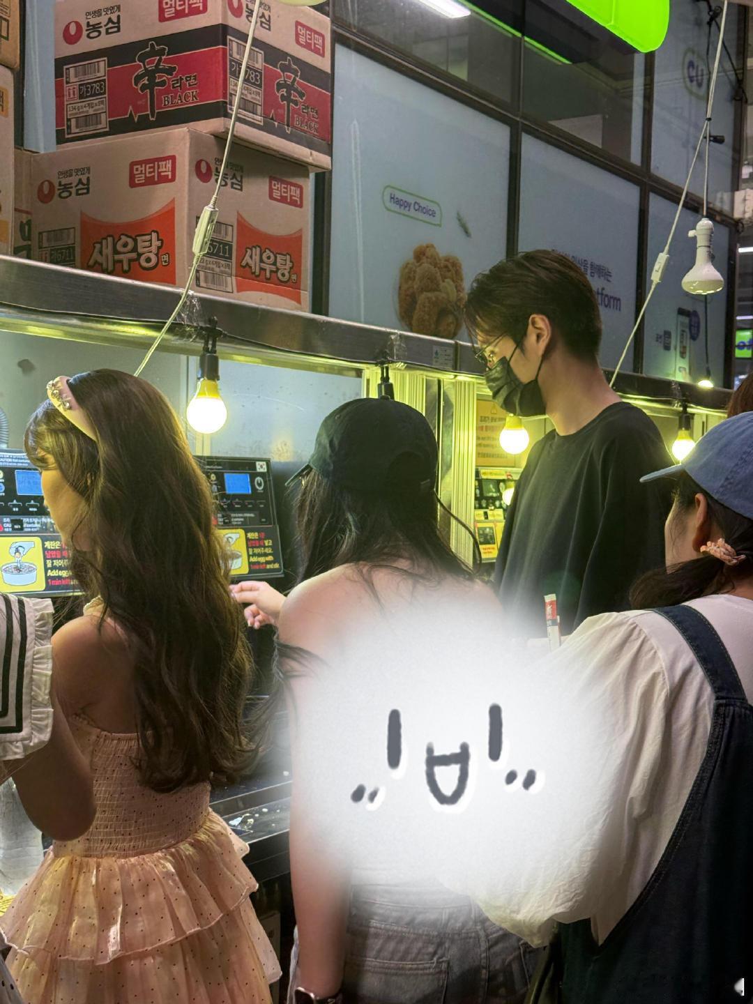 胡一天在韩国汉江煮泡面胡一天在汉江煮面的生图状态绝了，明明戴着口罩，但你就能感觉