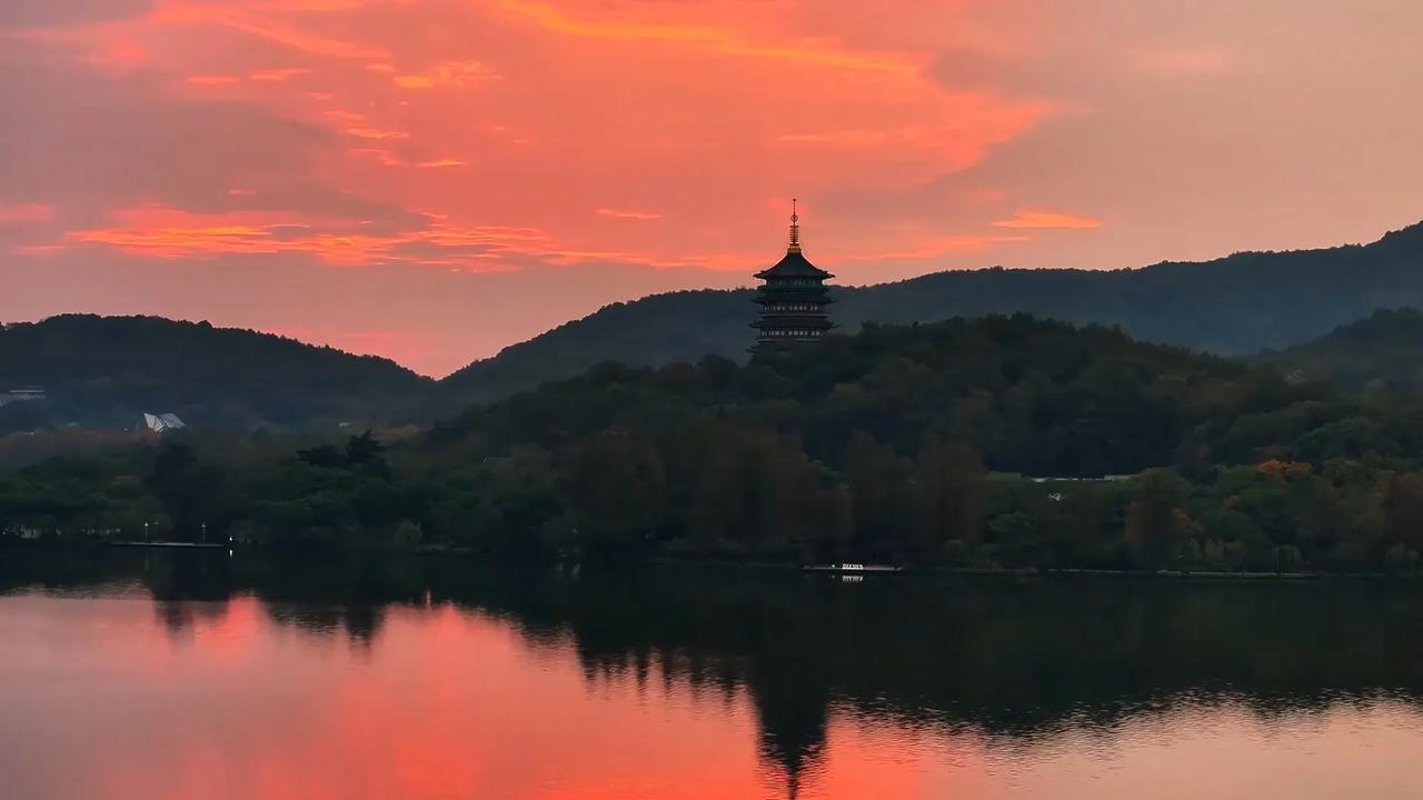 夕阳映塔影，湖光共晚晴。美丽的夕照 双塔映夕阳 一轮旭日美如画 湖水映晚霞 闲阳