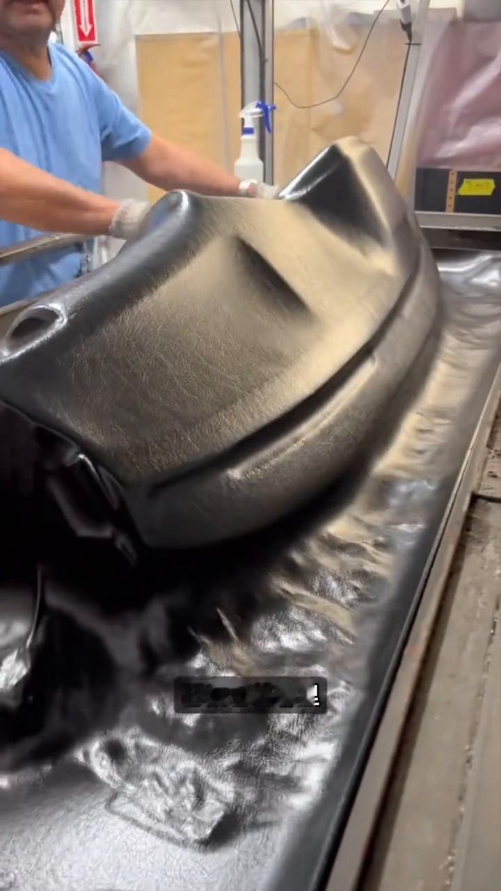 真空成型工艺。
注意看，一张普通塑料片经过加热软化后被覆盖到模具表面，短短几秒内