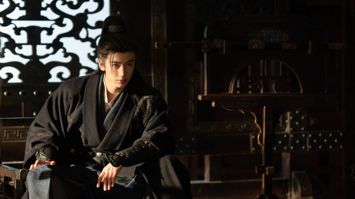 张凌赫两部剧双榜前三 张凌赫出道后综艺首秀 张凌赫出道后综艺首秀是快乐大本营，两