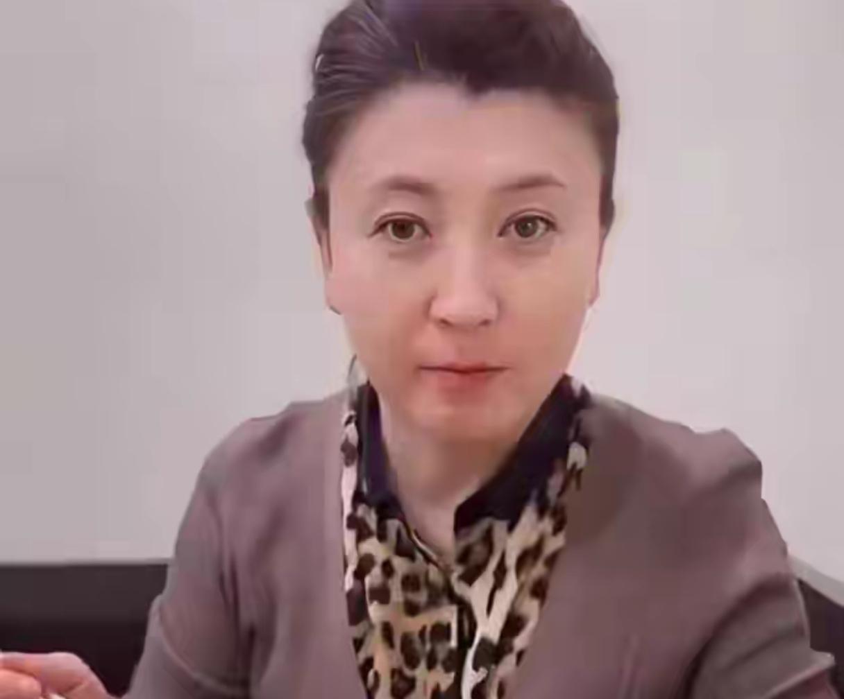替闫学晶辟谣打假·替冯巩说句公道话。

很多人不知道，2008年春晚闫学晶差点上