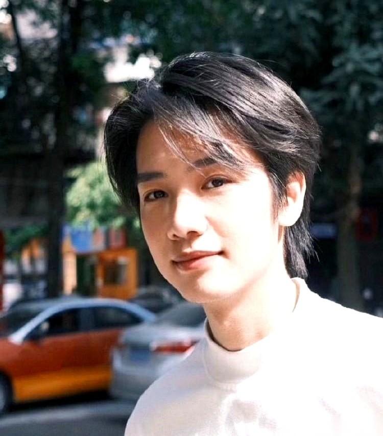 1999年的王彦桐，快被“待业”两个字逼疯了。
镜子里的自己，头发一抓掉一把，空