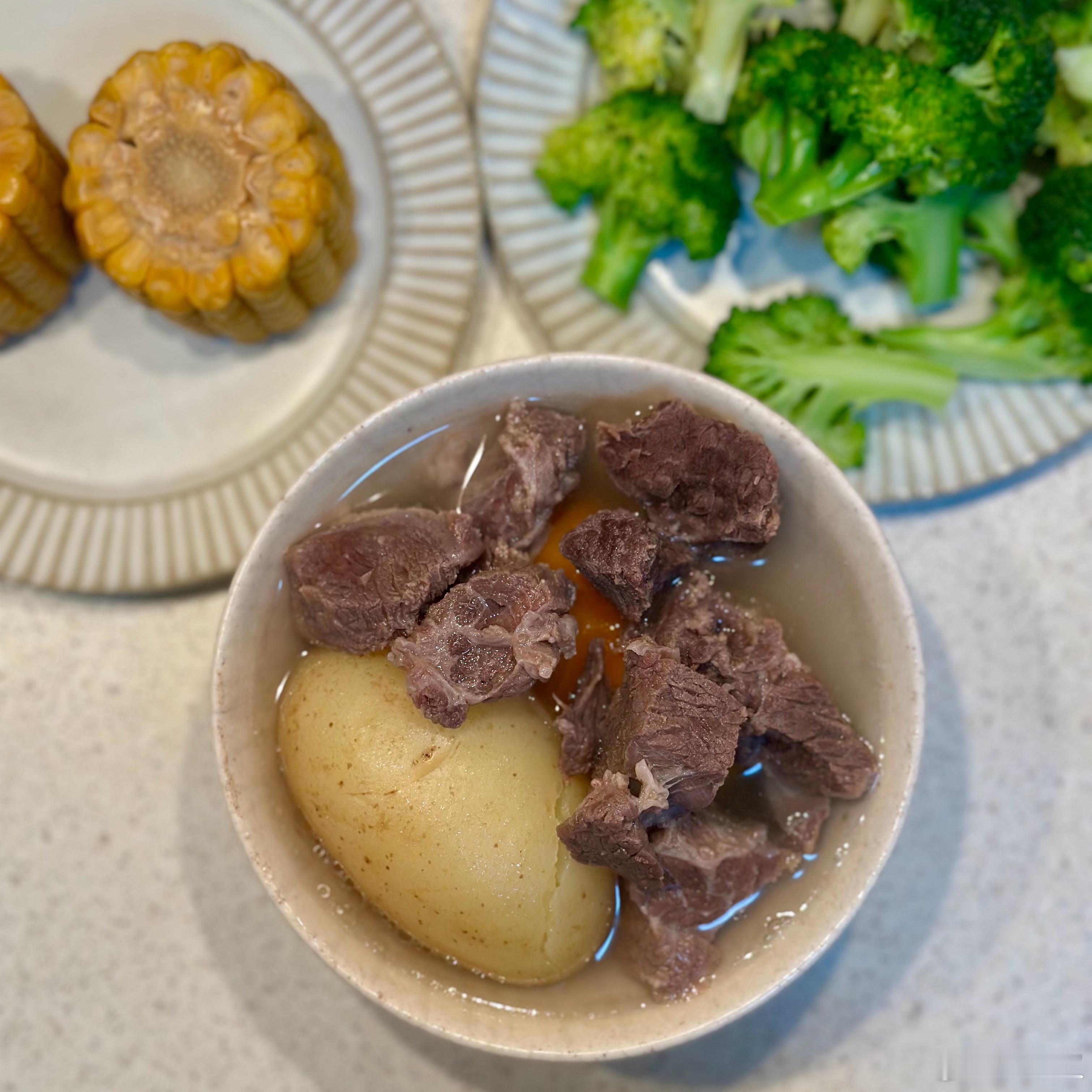 晚餐。雪菜烧九肚鱼和鱿鱼。炖了点牛肉，放整个的土豆和胡萝卜一起炖，彼此互不打扰，
