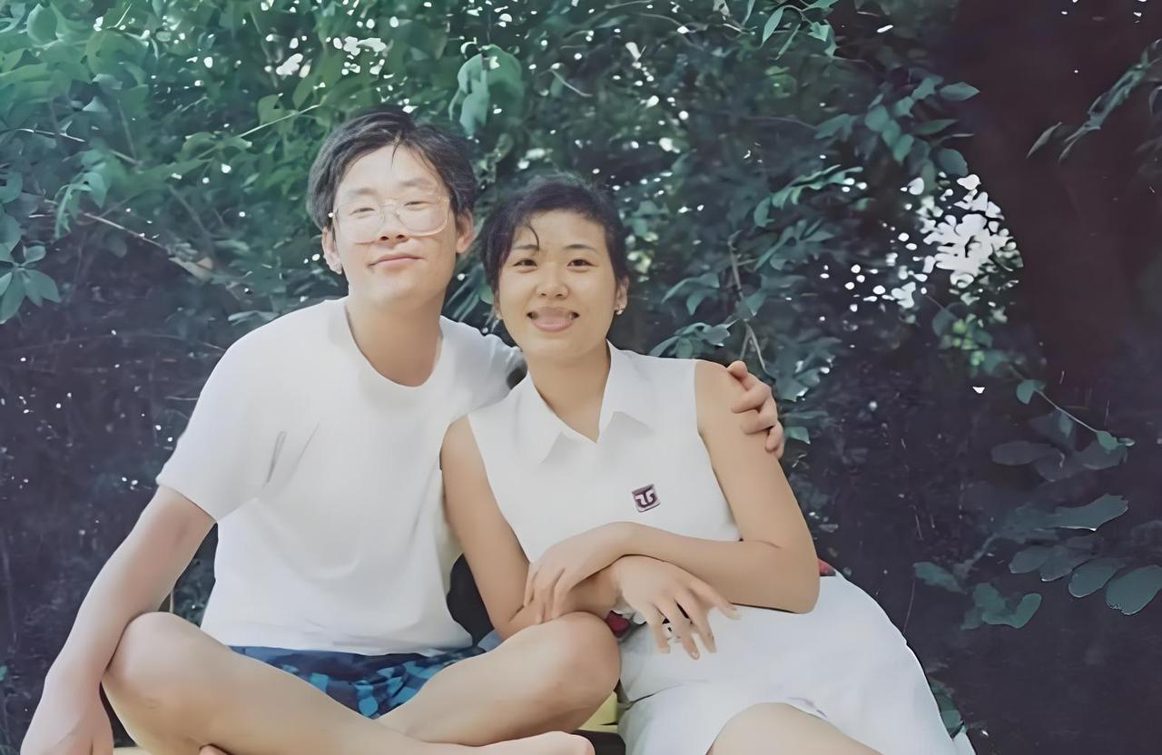 今天分享一则《李在明夫妇趣闻》据说李在明和妻子金惠景的相识，始于1990年的一次