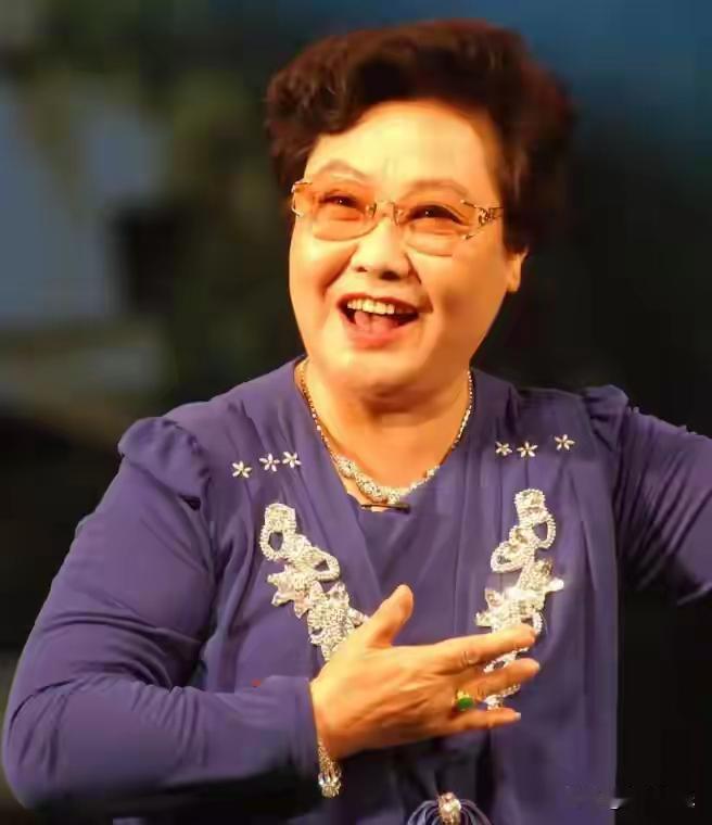 女歌唱家郭兰英去世了，她是真正的人民歌唱家，我们从小就是听她唱的《我的祖国》长大