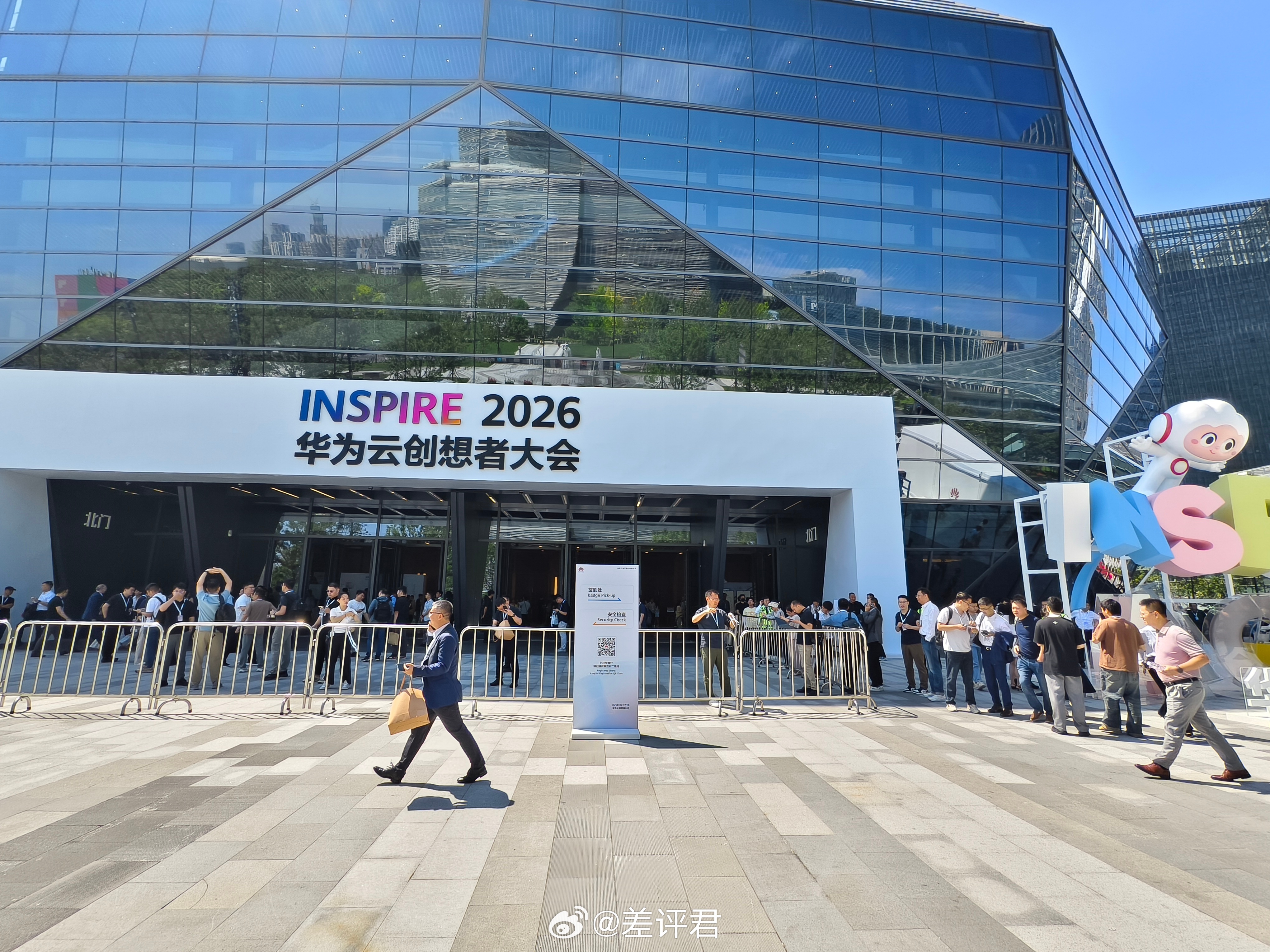 #差评在现场# 华为云INSPIRE大会发了一堆AI新品，我们去现场看了看。从底