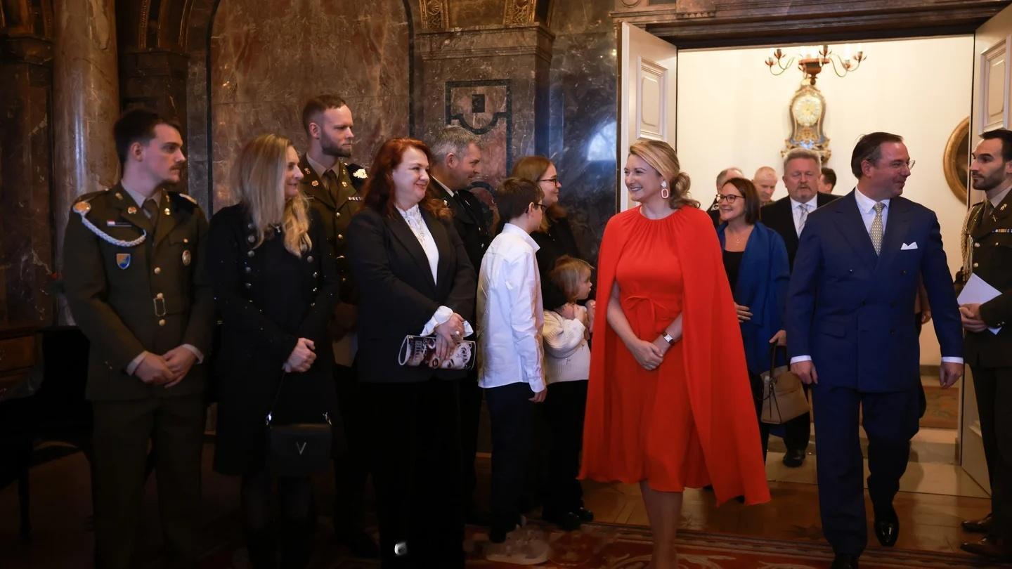 12.9 卢森堡大公纪尧姆五世和大公夫人斯蒂芬妮出席警察/部队接待会 