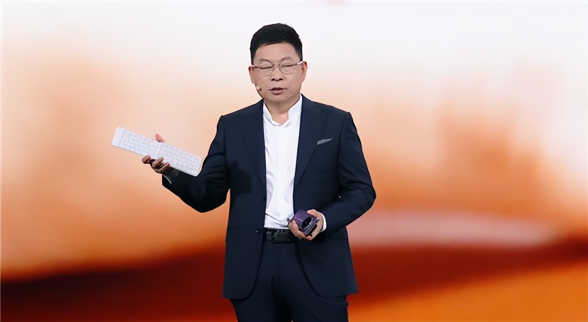 全球独此一家三折叠！华为Mate XTs非凡大师正式发布：17999元起