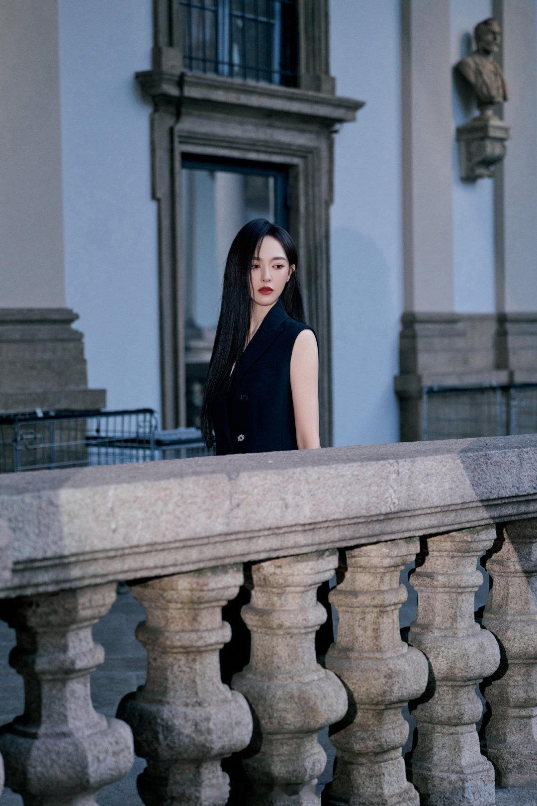 FENDI大秀明星阵容 唐嫣宋雨琦现身米兰品牌大秀，简约与个性兼具的造型适配度满