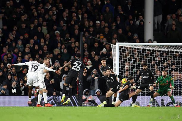 富勒姆4比5曼城 曼城最近运气不错，上轮3-2赢利兹联，运气就不错。今天没被富勒