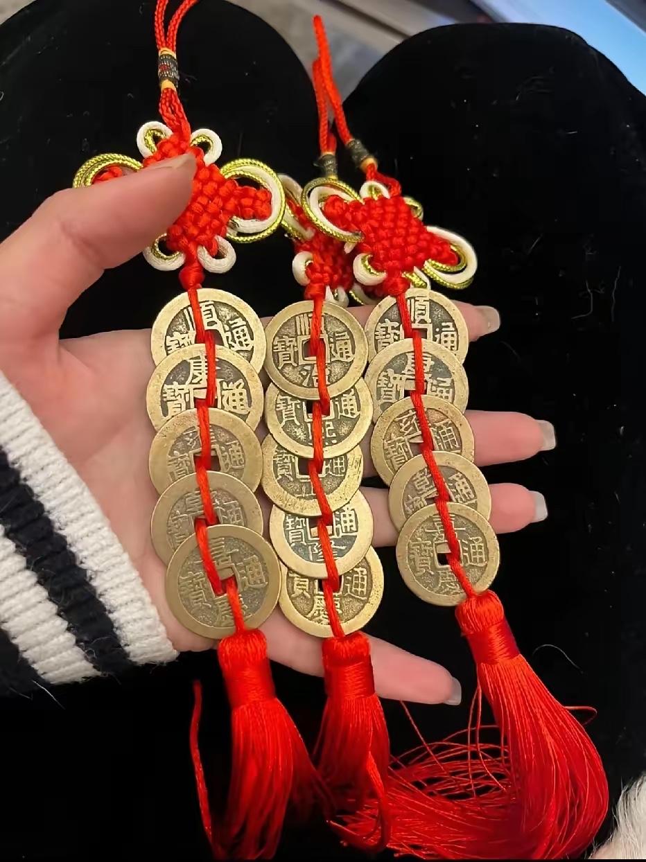 最近刷手机，发现一个挺有意思的现象：好多人开始把挂在门上、钱包里的“清五帝钱”（