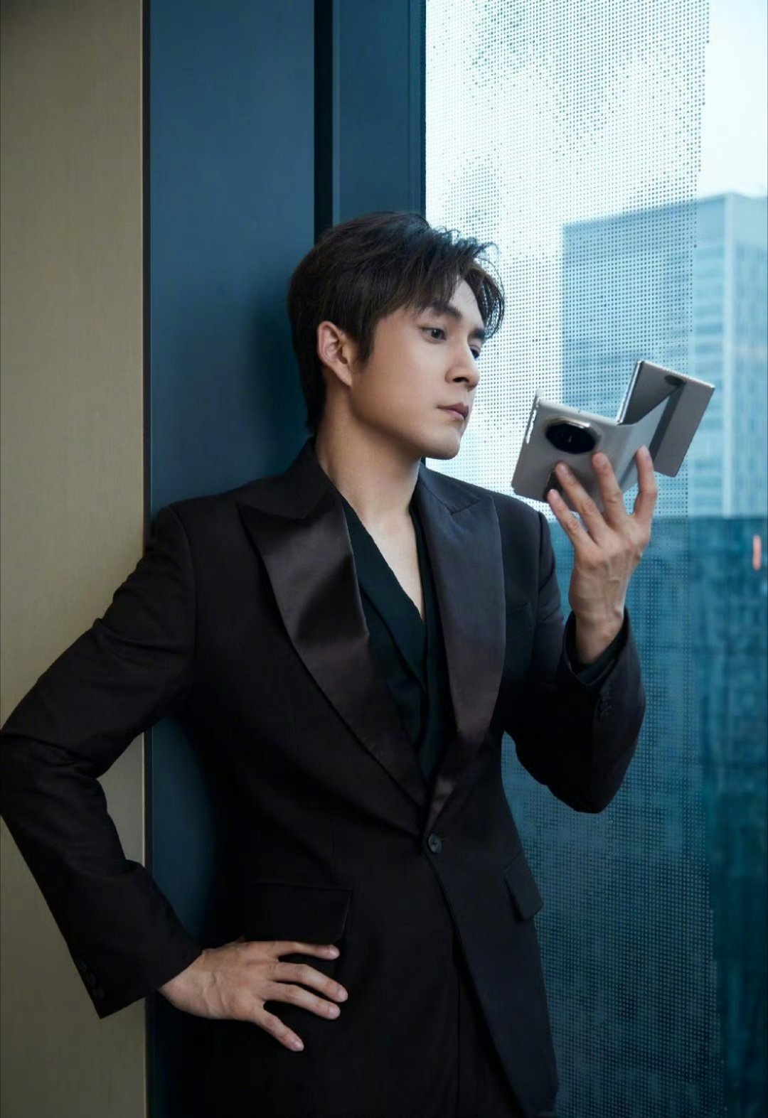 韩东君我们觉得没发的应该不止这四张吧，要不在多发几张？