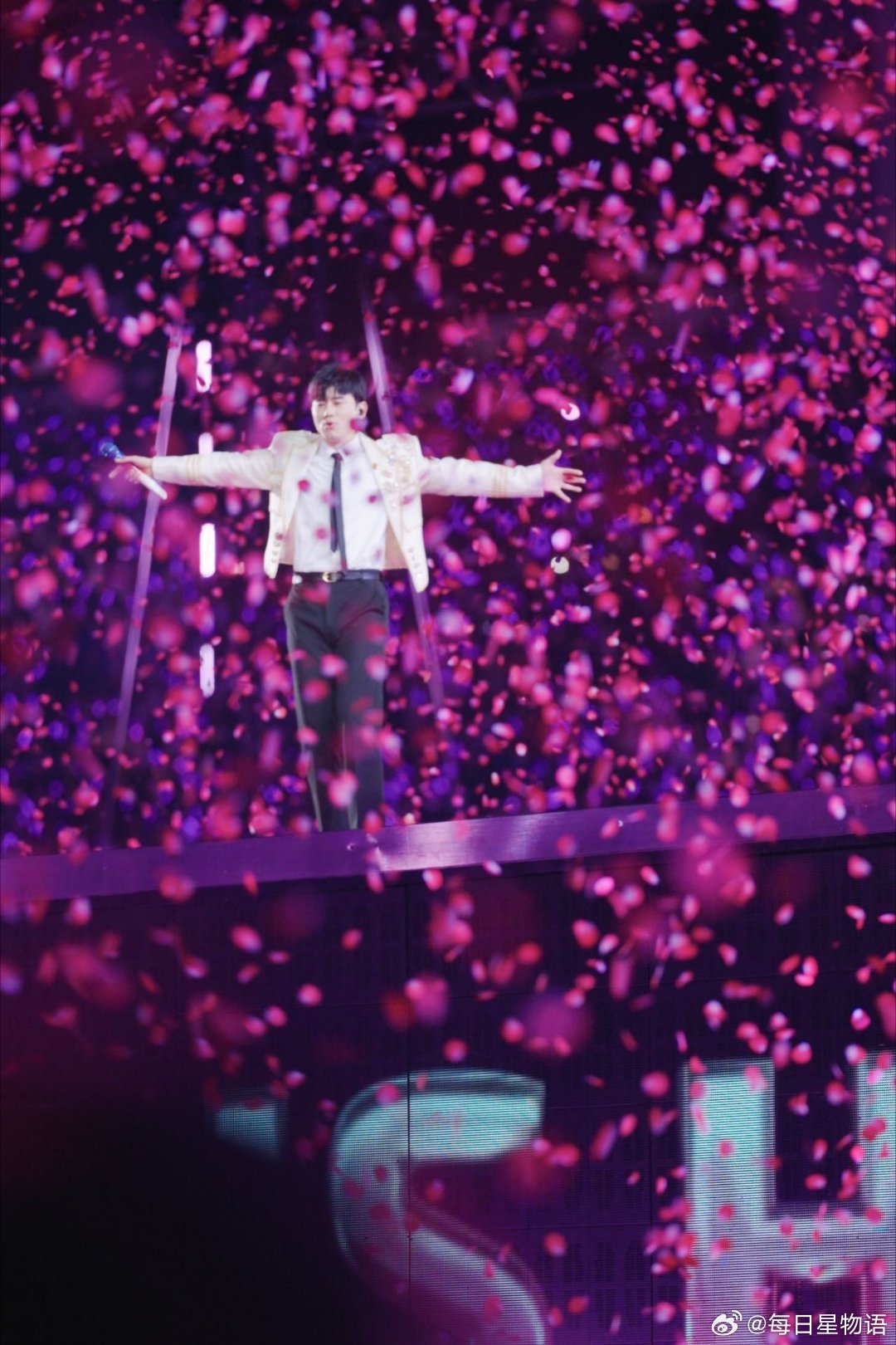 张杰演唱会第一视角 谁被台州这场live狠狠圈粉！吃薯片开出的幸运，蓝色星海翻涌