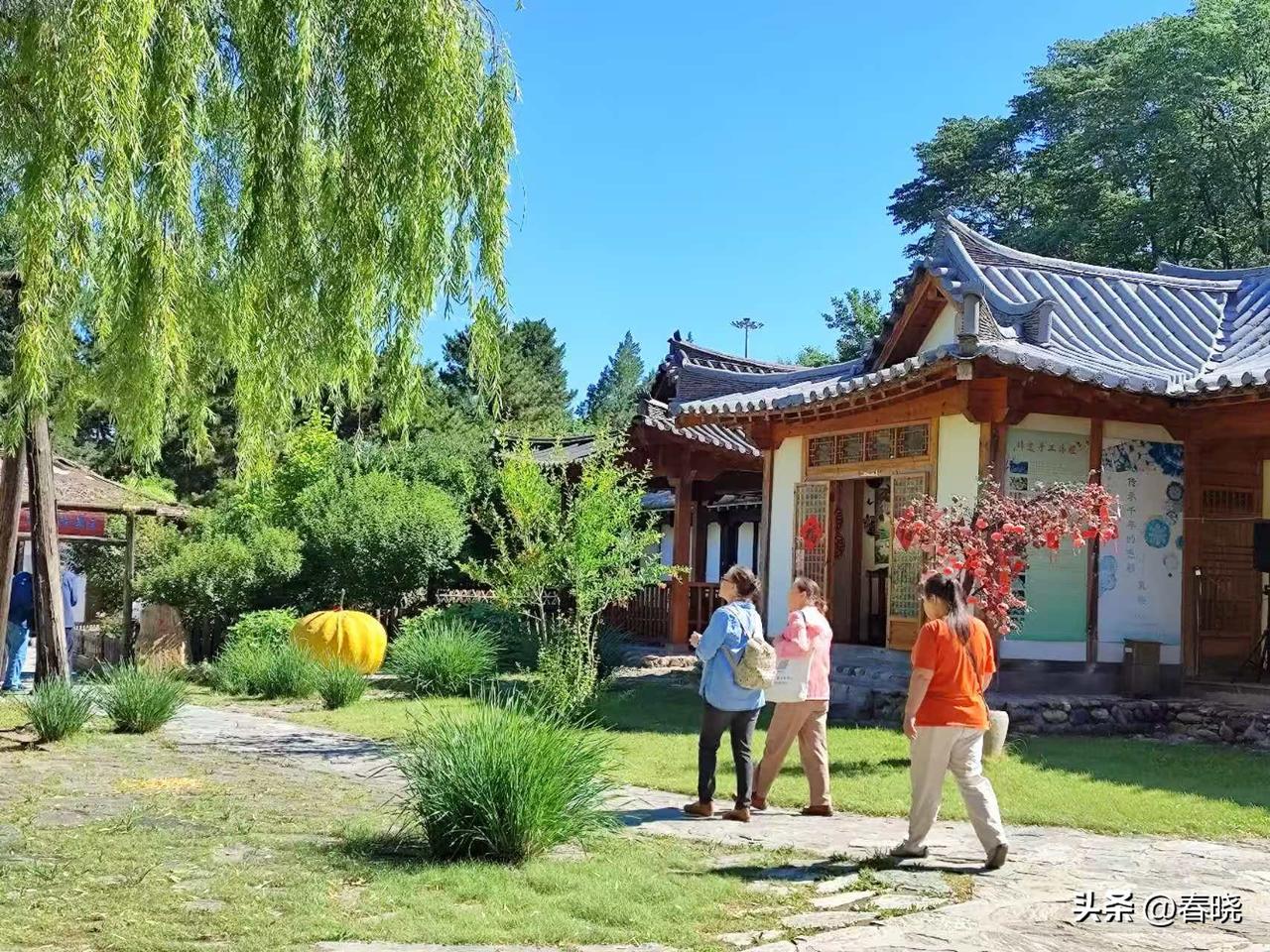 如今在我的生活圈子里，除了每年单位退休老同事组织集体活动聚餐外，几乎没有和朋友去