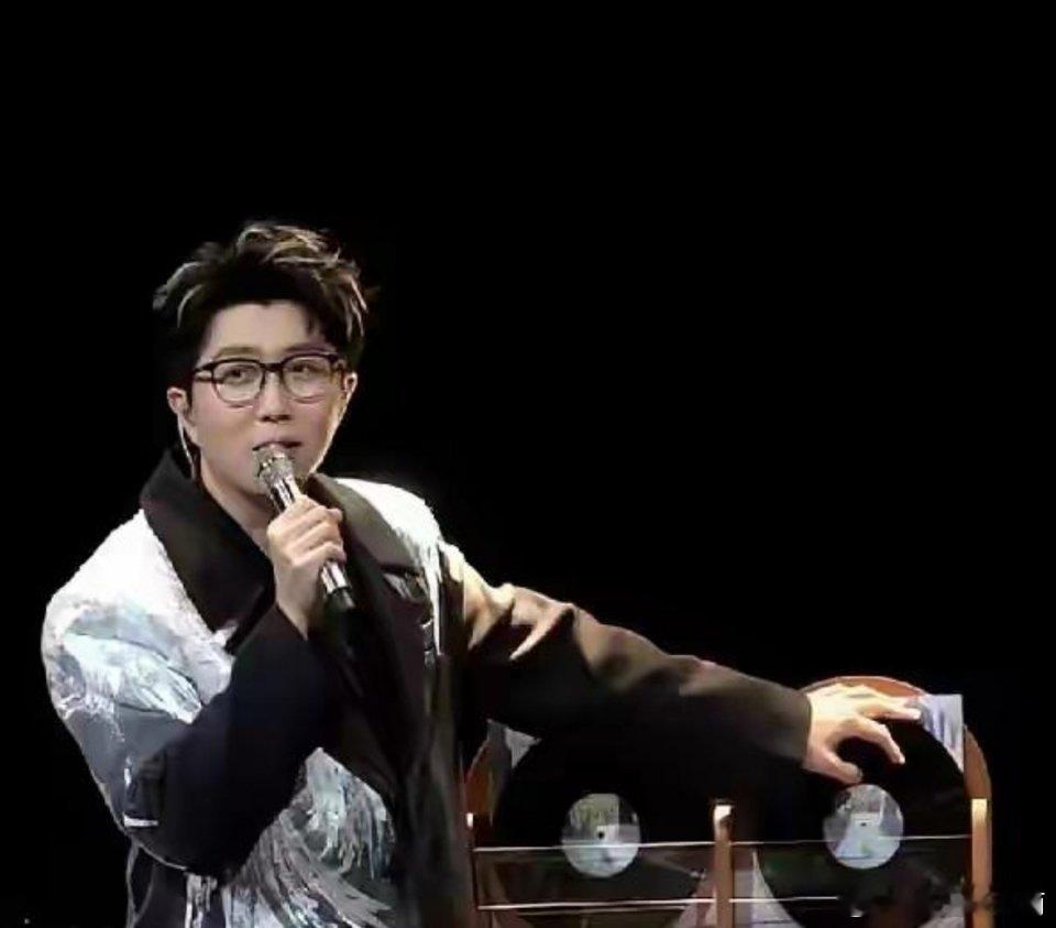 毛不易这次真给内娱上了一课！！上海演唱会结束时，粉丝对着舞台大喊