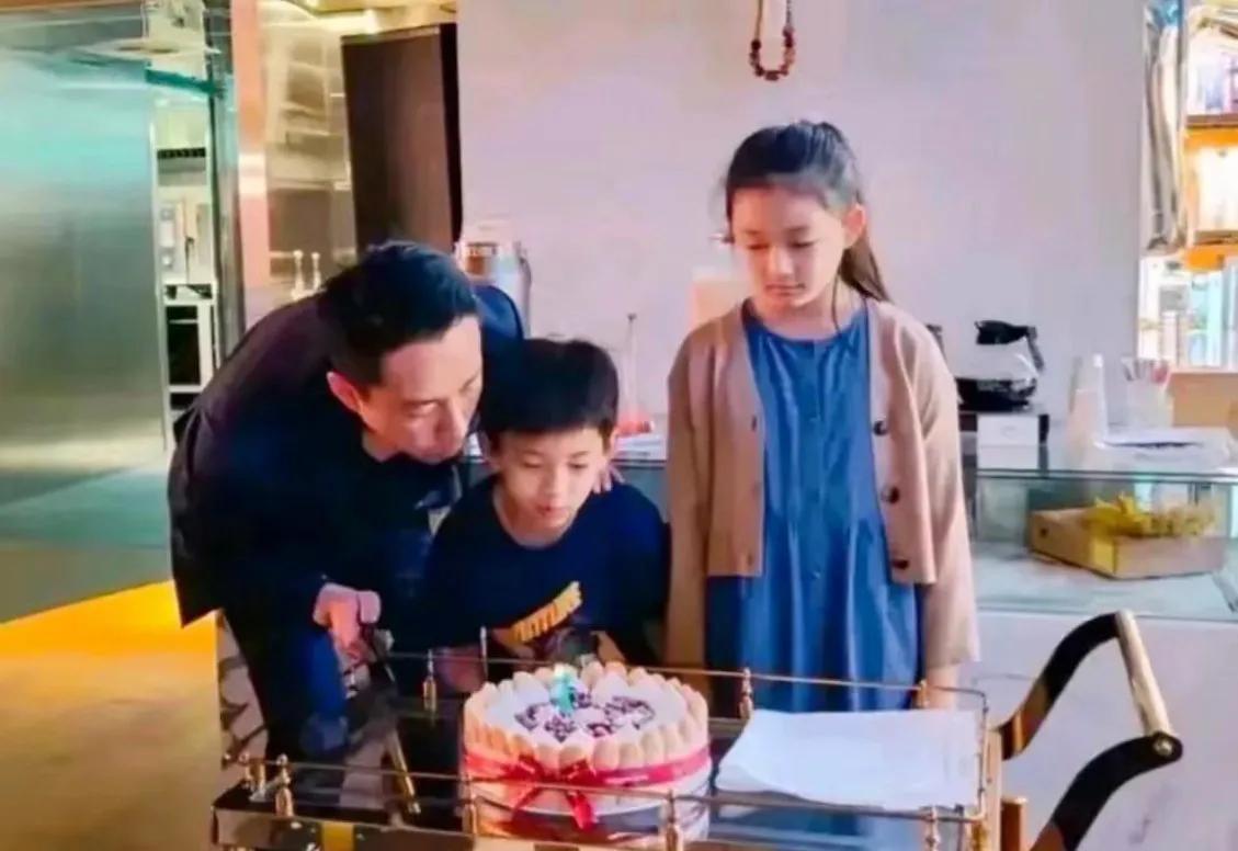 汪小菲把孩子带回家了，这事也挺曲折的。按法律说，他是孩子亲爹，本就该有监护权。他