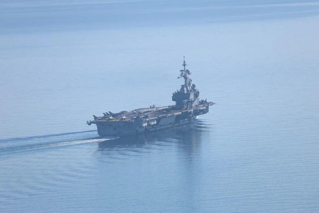 美军公海海盗行径再升级！半个月内两次对伊朗民用船只开火，这次直接用航母舰载机打废