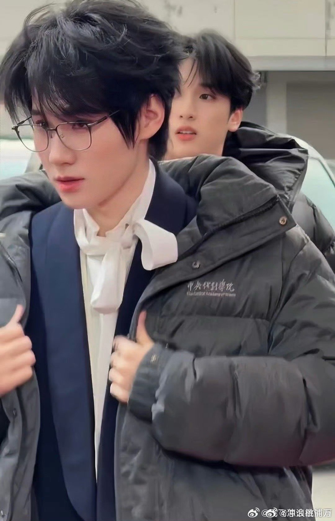 张真源严浩翔穿校服现身红毯哈哈哈哈张真源严浩翔！孩子们穿北电校服就来红毯了！张真