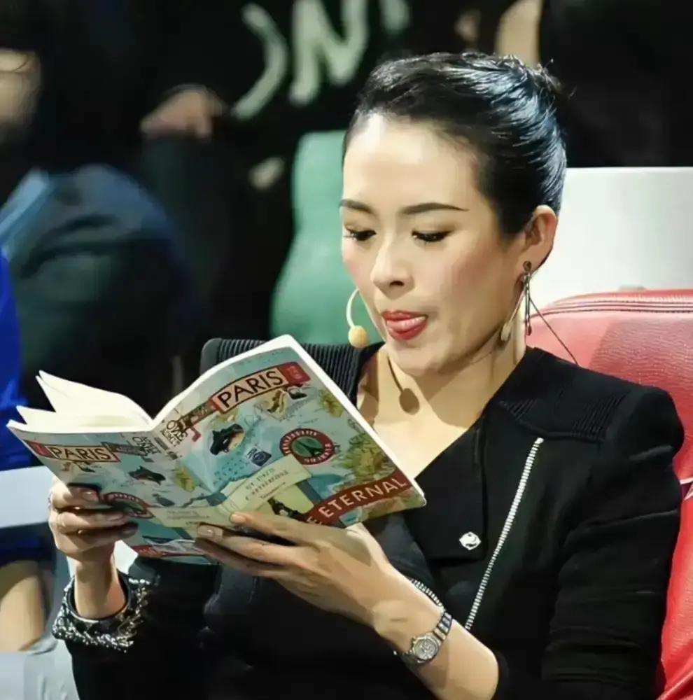 章子怡给丝袜镶钻，八万八一双。
DIOR说这叫科技高定，芯片银线全缝进去，全球就