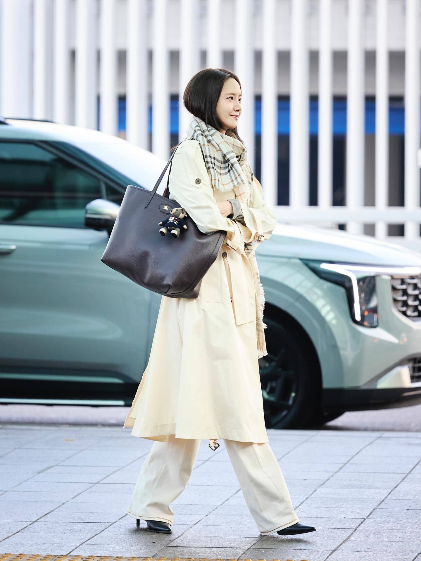 林允儿 in Burberry 伦敦时装周受邀出席品牌2026秋冬大秀经典风衣搭