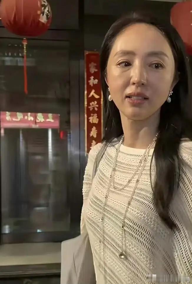 大家都说董璇的素颜看着老了很多岁。仔细看她的那张脸，眼睛下面的眼袋很大，泪沟很深