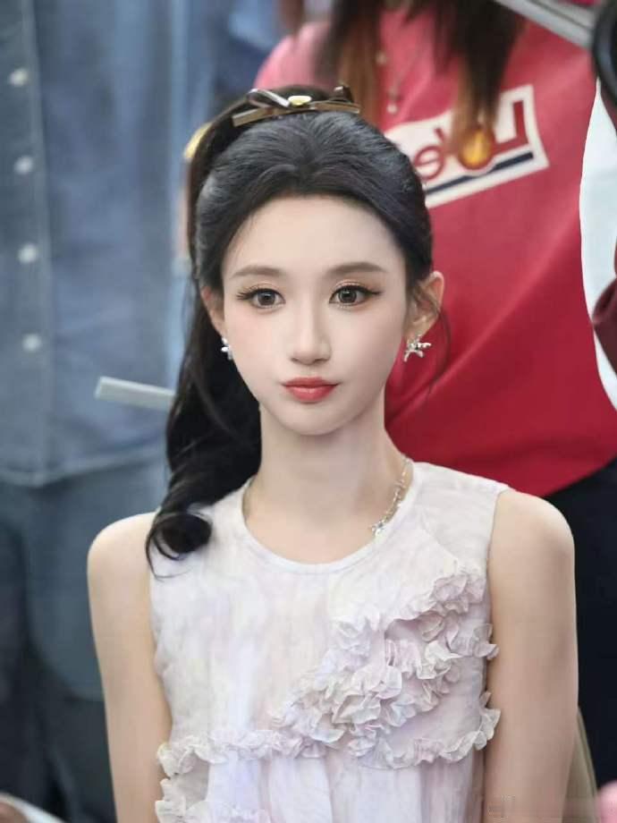范玮琪说何宣林是团宠乘风2026自带暖心小太阳属性，走到哪里就把欢乐带到哪里 